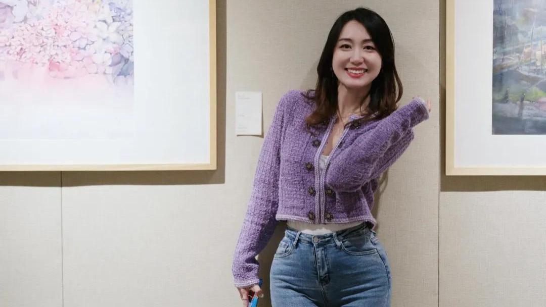 公司主管参加画展活动并拍照，6个简单姿势，让她看起来年轻文艺，妥妥高颜值女神一枚