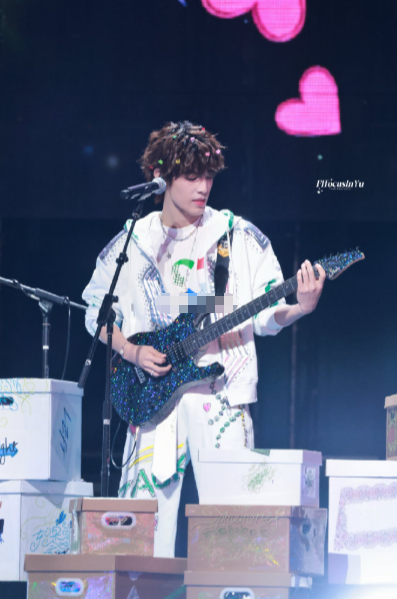 从外型到实力都这么出众 高音部分唱得特别过瘾 站在台上就是天生的焦点 魅力全开 