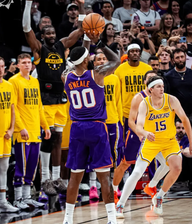 NBA常规赛，太阳113-110战胜湖人。
比赛第四节，罗伊斯-奥尼尔三分命中，