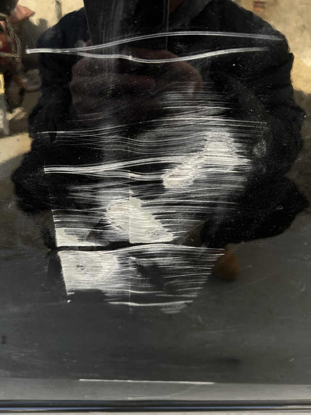 新车喜提首刮
大意了，进家门的时候没控制速度，右后边车门蹭到了，好像漏了底漆，有