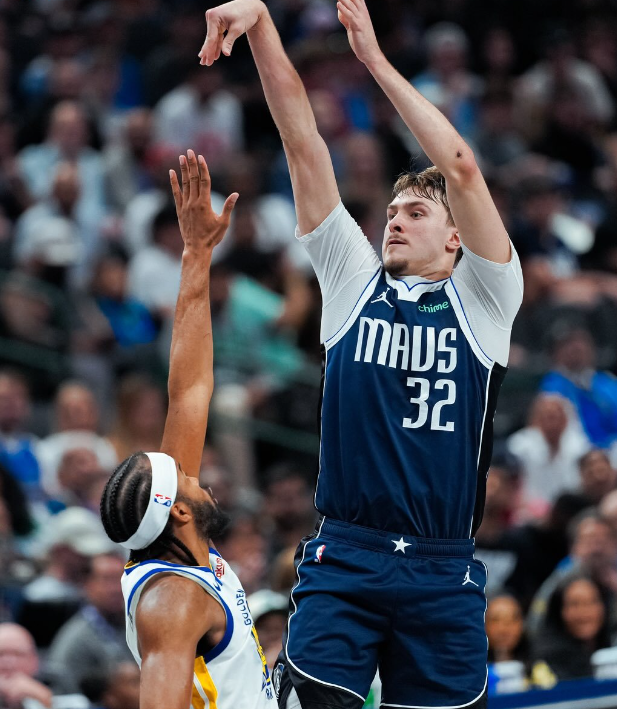 弗拉格目前的投篮还存在一个比较大的问题

投篮发力手肘部发力太多了，投篮卡顿不流