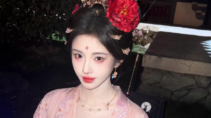 露芜衣递给鞠婧祎的“地珠”，握在掌心会发热