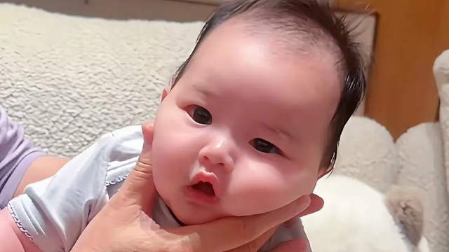 马筱梅公开儿子正脸，又白又胖，网友说：难怪汪小菲喊他“大壮”