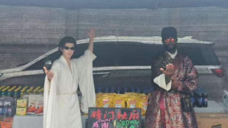 王鹤棣杰伦布朗横店破次元同框，一场“戴墨镜的古人”文化输出局