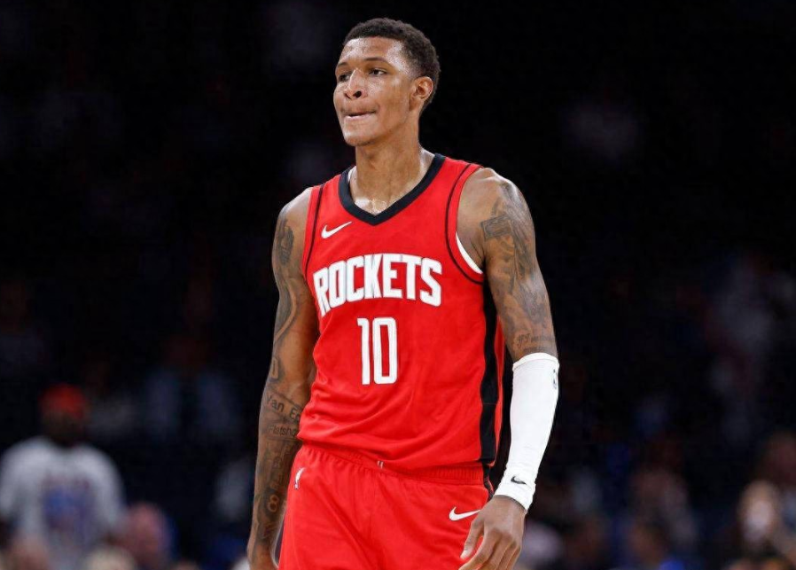 我不太明白为什么史密斯经常在底角养老

昨天打湖人第三节是史密斯带球过半场并且在