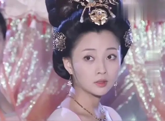 殷桃说：“我结过一次婚，就是领了个证，但实际上根本没有过真正意义上的生活，我一直