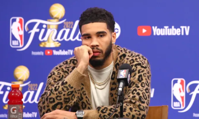 凯尔特人球员杰森-塔图姆在采访中谈到了自己所面对的外界质疑。
塔图姆表示：“如果