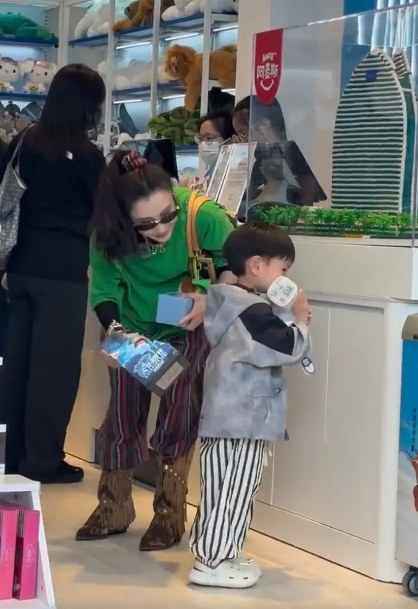 张柏芝送玩具给陌生小朋友 眼神宠溺却遭孩子摇头拒绝