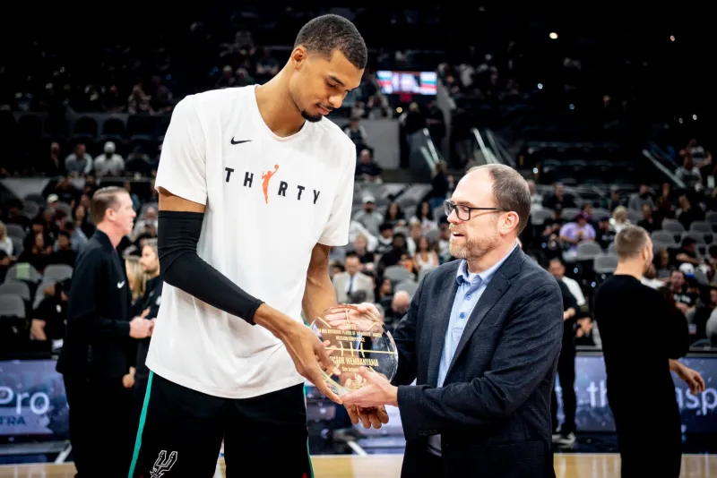 今日，马刺139-120战胜独行侠。

本场比赛，文班亚马全场出战26分钟，投篮