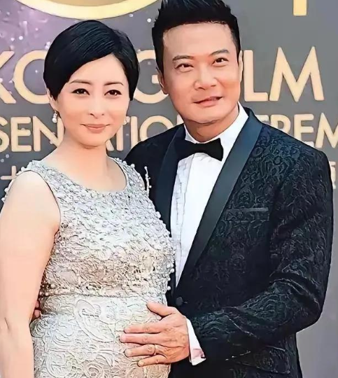 钱嘉乐追港姐李珊珊9年、两次求婚都碰壁，转头娶了汤盈盈
不但主动上交2000万身