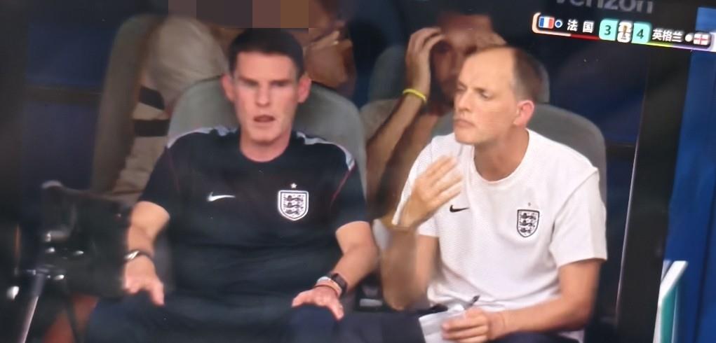 英格兰队的主帅图赫尔简直是略显紧张！在英格兰vs法国的世界杯季军争夺战中，上半场