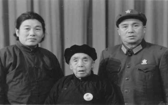 战友牺牲后，开国少将将战友遗孀娶过门，将其2个孩子视如己出