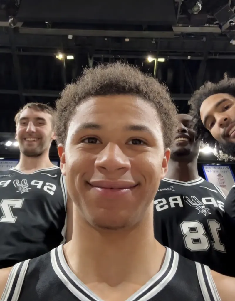 卡布进步令人欣喜

这小伙的身体素质和上进心从一开始就让我很期待 季后赛野蛮生长