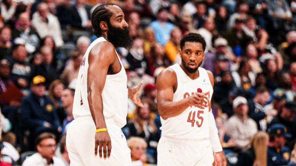 骑士险胜掘金四连胜！哈登三分米切尔准绝杀联手两战全胜