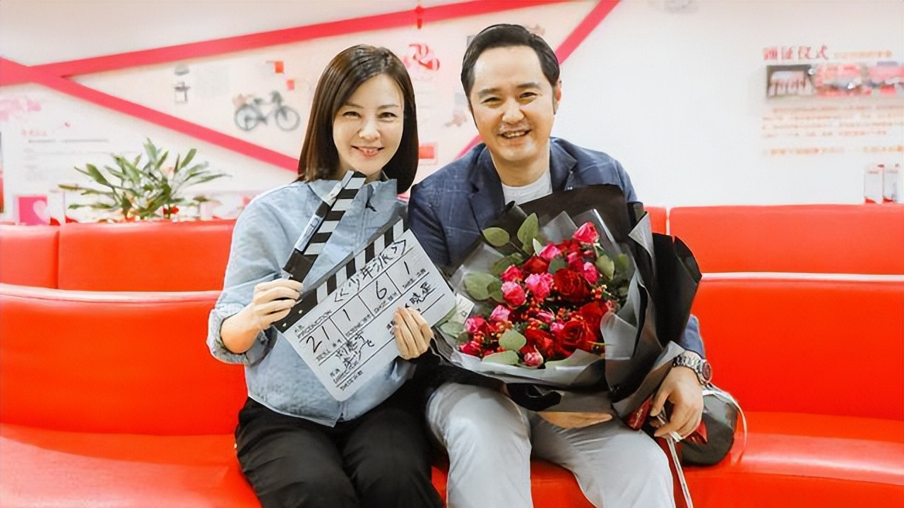 演了半辈子坏人，偷偷结婚八年后，51岁的他活成了最大赢家