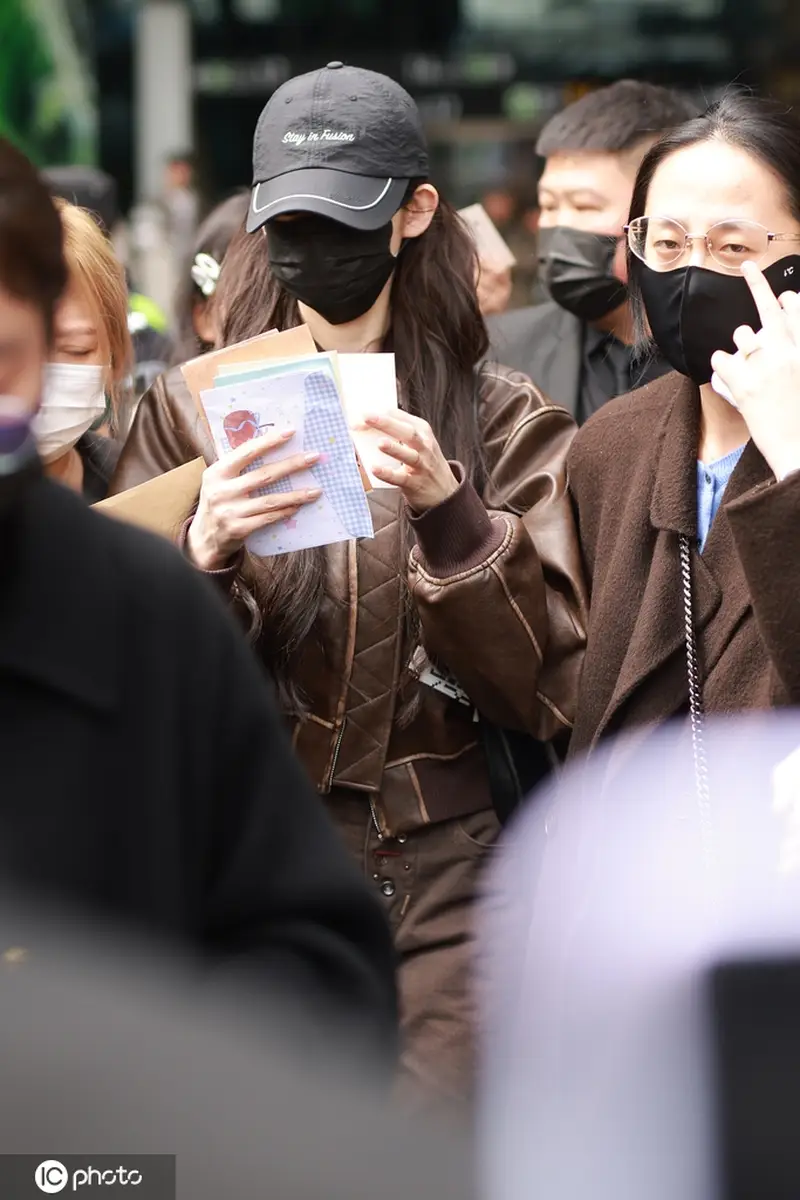 张艺凡到达成都机场~高挑纤瘦