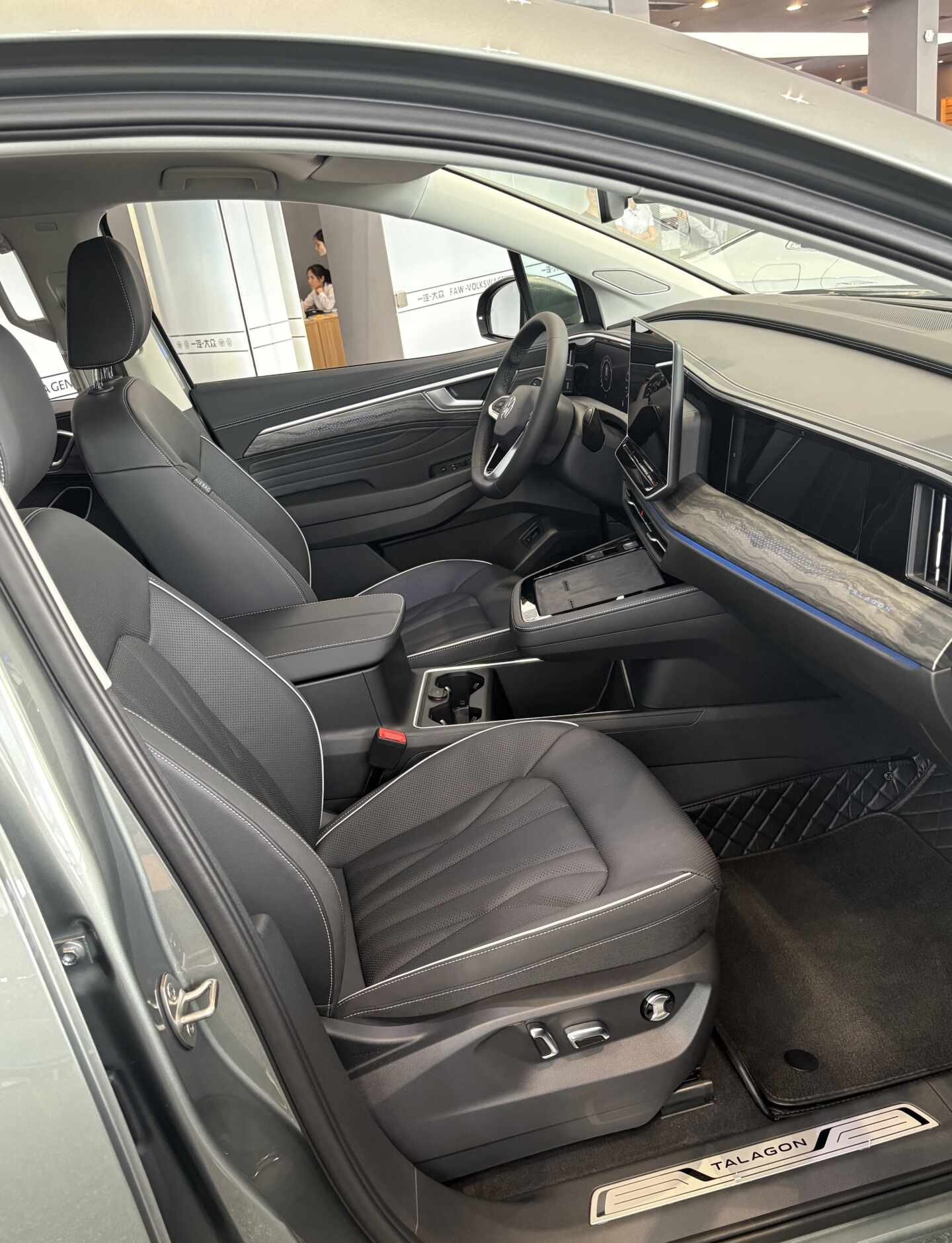 颜值实力双在线的大块头
以为大尺寸SUV都很笨重？全新揽境打破偏见
全新家族设计