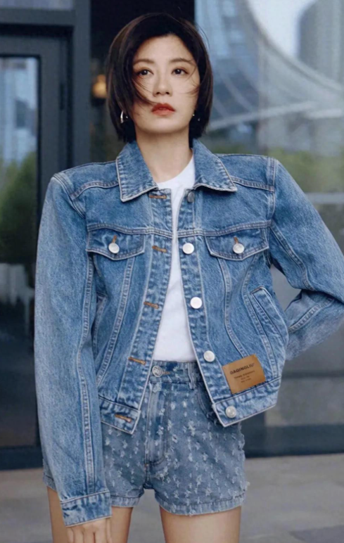 贾静雯留气质短发
身穿牛仔外套搭配短裤，别说还挺时尚潮流