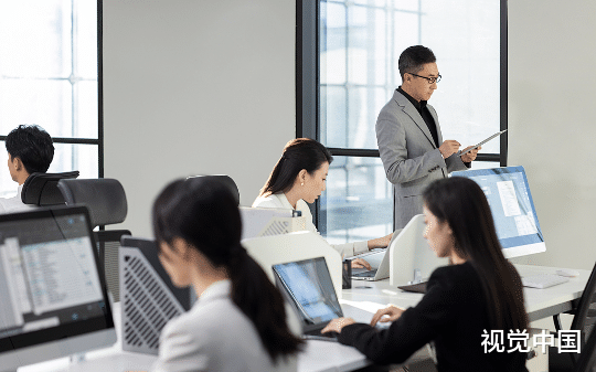 帮公司谈下独家代理年赚百万，老板嫌我提成高赶我走；我立马跳槽到对家公司，三个月后老板疯打我99个电话
