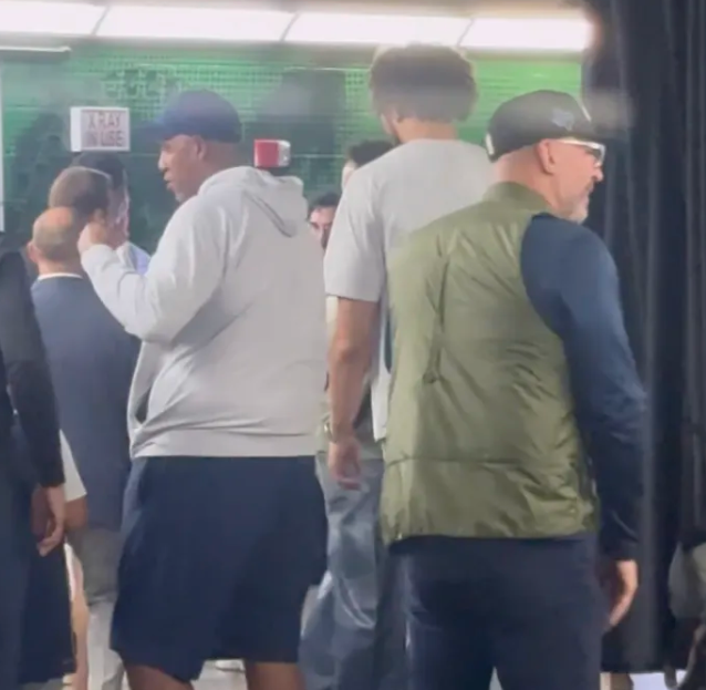 独行侠记者Ron Harrod Jr.晒照并表示：德雷克-莱夫利二世已经脱下保护