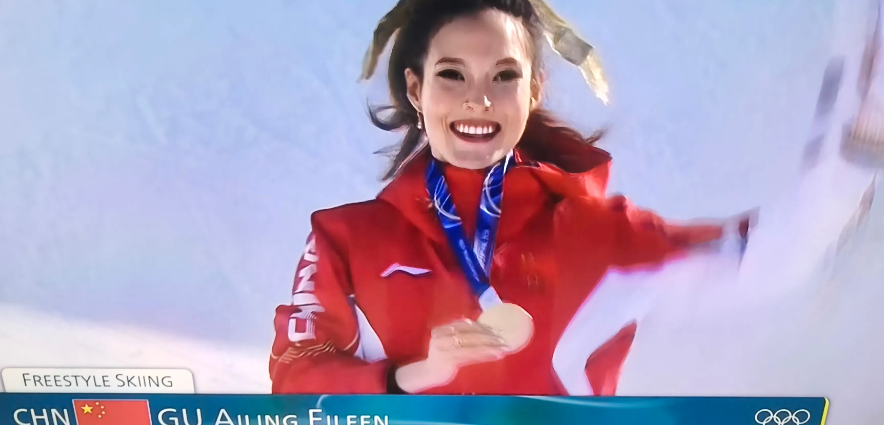 艺高人胆大，人美有天赋的谷爱凌，在一场荡气回肠的比赛中，谷爱凌战胜了自己，证明了