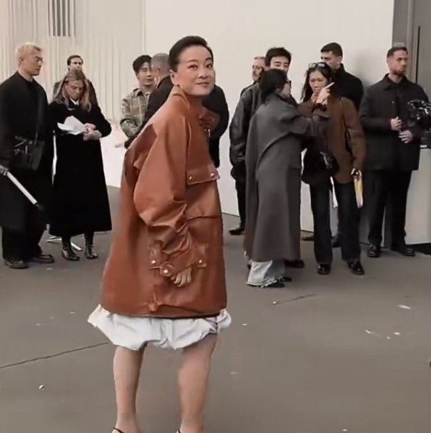 贾玲真是让人捉摸不透啊
43岁瘦身成功后，操作频频让人摸不着头脑
她连续三年拒绝