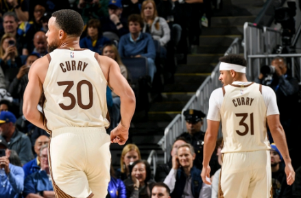 库里17分，勇士险胜国王终结4连败。NBA常规赛，勇士主场迎战国王，这场比赛，库