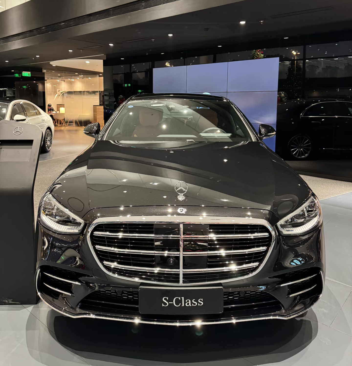 坐过一次S级，再也忘不掉。那台车停在地库，没启动时像块打磨过的黑曜石。拉开门，座