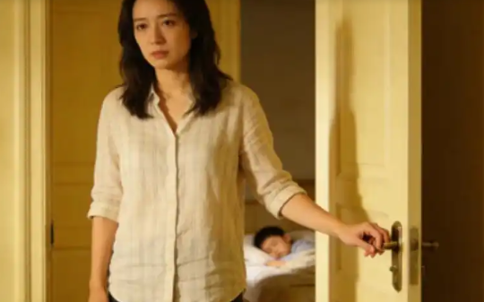 我爸与小三住在一起40年，我妈没闹，他临终前把18套别墅全都给了小三，我妈笑着同意了