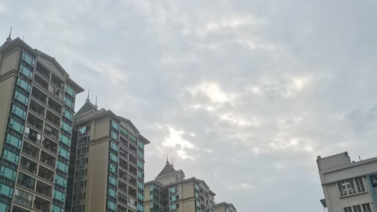 《别再低头刷手机了，抬头看看云抱着太阳的样子》