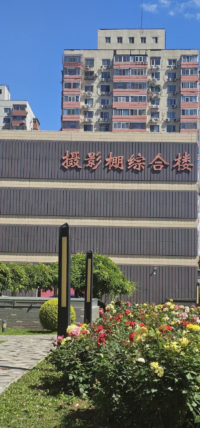 严浩翔应该是拍了棚内版的毕业照所以也算没有遗憾啦，毕业快乐小孩！以后每一段新旅程
