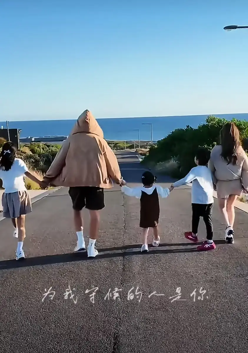 周杰伦一家五口手拉手沿海漫步 并肩同行画面温馨又幸福