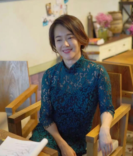 哇，48岁左小青这状态真好！
墨绿蕾丝透视装都敢穿，关键还穿得这么优雅，真不是一