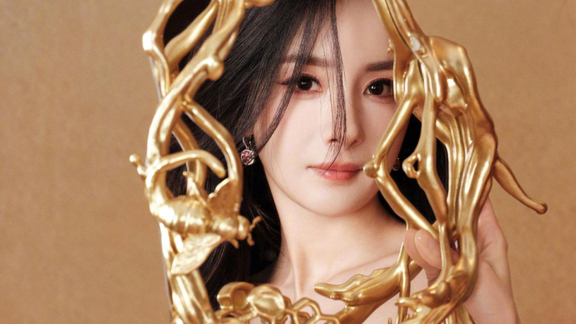 杨幂明明是鎏金裙裾的华贵，偏偏眼波流转间万种风情藏不住