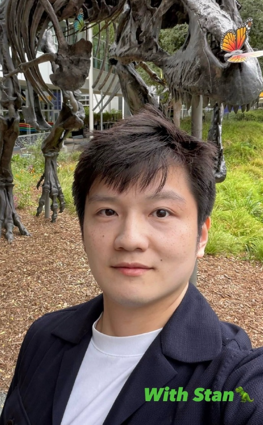 樊振东又发自拍照了，樊振东更新社媒，分享了和霸王龙化石的合影