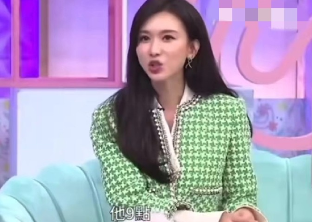 林志玲：“我老公晚上9点就要上床睡觉，我儿子大概9点半10点睡觉。”

小S一脸