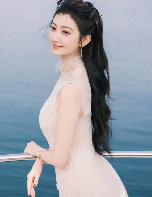 一衣白薄纱旋舞生韵，思共潮浮听澜