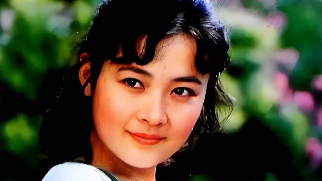 63岁娜仁花近况曝光！嫁给导演宁才大龄产子，如今婚姻幸福被宠成公主