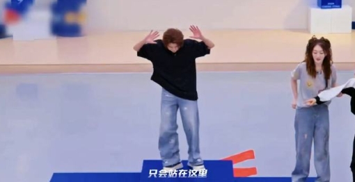 节目中李小冉发现王濛腰伤不适，坚持要为她找靠垫。尽管王濛多次喊"别去了"，李小冉