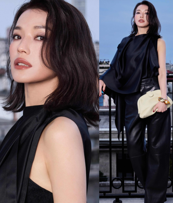 又被舒淇惊艳到了一身黑色优雅大气太高级了
不规则设计的黑色上衣，光泽感缎面材质，