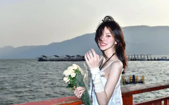 我刚删掉初恋微信，脑内炸响机械音：十万亿到账！花得越多，赚得越多？！