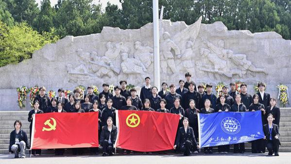 清明祭英烈·薪火永相传丨山东外事职业大学济南校区学生党团组织开展清明祭扫活