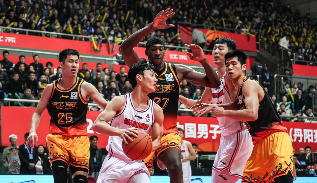 广东客战江苏慎防爆冷，确保胜利再演练阵容，庞峥麟斗宏远后卫群