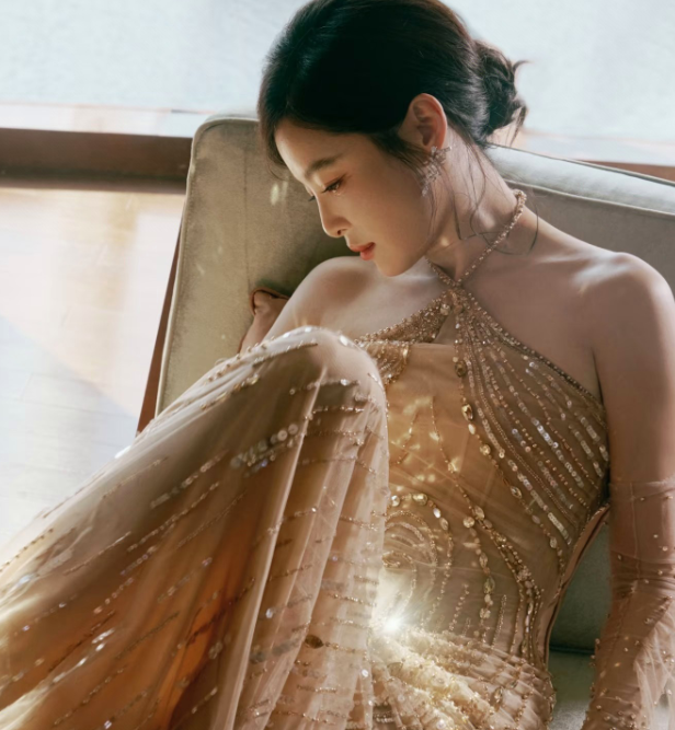 辛芷蕾贵为威尼斯影后之后
每次造型都美的不得了！既有东方女性的舒展美，又有国际影