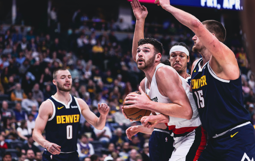 你不能要求一个大中锋进攻端无限发力的同时防守也要拉满吧，更何况才二年级

克林根