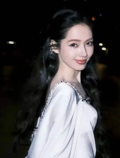 郭碧婷现身山西长治
直接把那些说她是“豪门金丝雀、一辈子困在婆家”的人的脸，打了