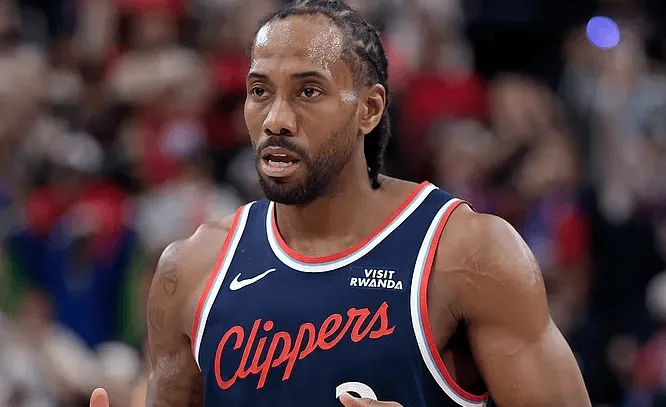 NBA常规赛：快船对阵森林狼的比赛中。

目前，伦纳德贡献20分2板1助。

据