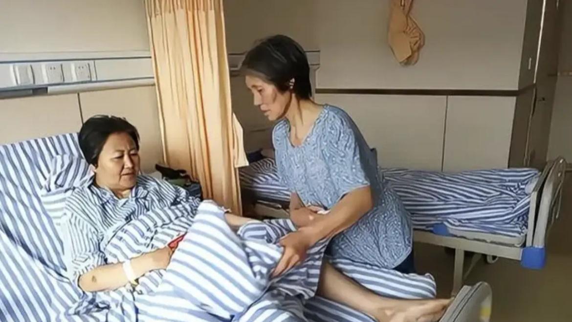 跨越十七载的守护：女护工与被弃植物人的温暖故事