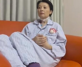 演员袁莉在自己的社交平台上发布了一条视频
正面回应网络传闻，她说自己确实是病了，