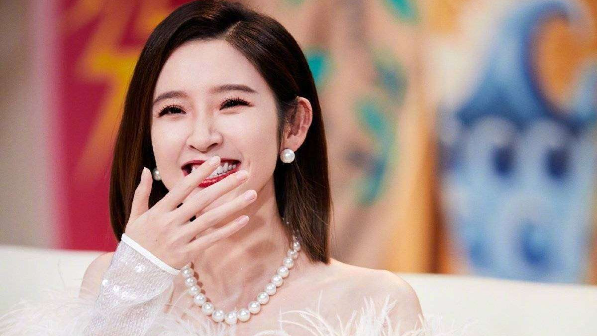 唐艺昕女儿机场接妈回家！座驾贴满小马宝莉，6岁身高惊人